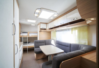 Indvendig udsigt over luksuriøs glamping indkvartering på Campingplatz Kirchzarten i Schwarzwald, Tyskland.