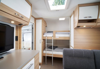 Stijlvolle glamping accommodatie op Campingplatz Kirchzarten met stapelbedden en hout in het Zwarte Woud.