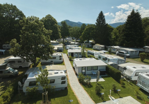 Premium campingplaats in het Zwarte Woud met moderne glampingaccommodaties, omringd door groen.