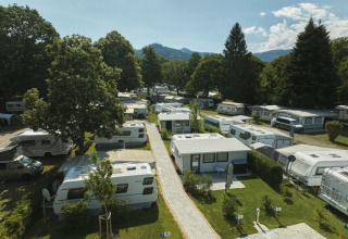 Premium campingplaats in het Zwarte Woud met moderne glampingaccommodaties, omringd door groen.