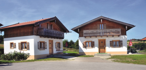 Zwei gemütliche Lodges im VITAL Camping Bayerbach in Bayern, ideal für komfortables Glamping in der Natur.