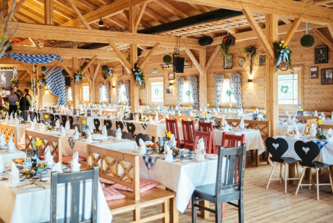 Salle à manger rustique du VITAL Camping Bayerbach - Lodges en Bavière, préparée pour une fête conviviale.