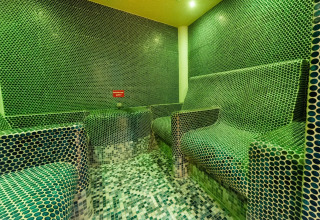 Stoombad met groene mozaïektegels bij VITAL Camping Bayerbach - Lodges in Beieren, luxe glamping.