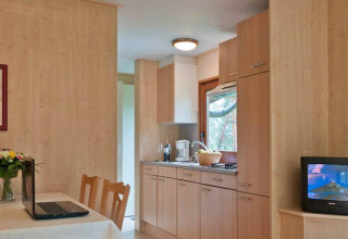 Salon et cuisine modernes d’un mobil-home Orlando au Vakantiepark Havelberge, table à manger incluse.