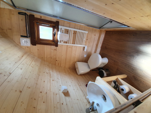 Bagno rivestito in legno all’interno di un glamping pod al Campingplatz Auf dem Simpel nella Lüneburger Heide.