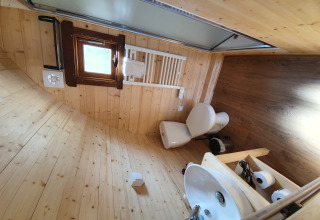 Hout beklede badkamer in een glampingpod op Campingplatz Auf dem Simpel in de Lüneburger Heide.