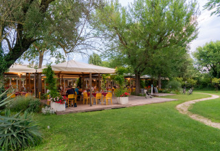 Zona de comedor exterior en Camping Ca Savio - Nordisk Village tiendas Venecia rodeado de naturaleza.