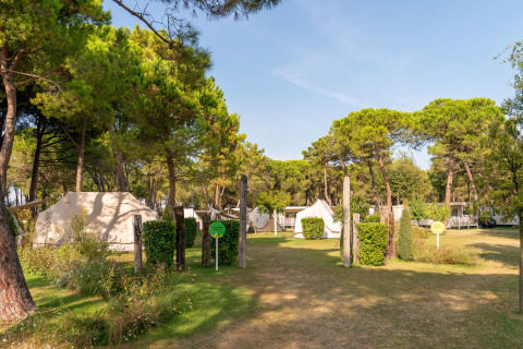 Glamping-Unterkünfte mit Nordisk Village-Zelten im Grünen bei Camping Ca Savio in der Nähe von Venedig.