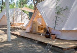 Tende glamping a Camping Ca Savio - Nordisk Village Venezia, su pedane di legno tra alberi.