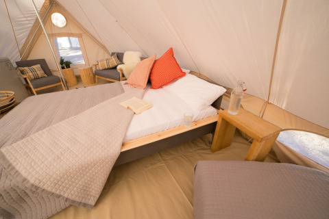 Luxuriöse Glamping-Unterkunft im Camping Ca Savio Nordisk Village Zelt mit gemütlichem Bett und moderner Einrichtung.