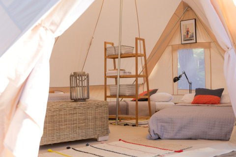 Interieur van een glampingtent bij Camping Ca Savio - Nordisk Village Venetië, sfeervol en comfortabel ingericht.