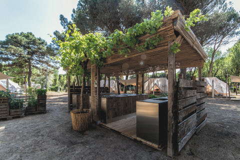 Luxuscampingplatz mit modernen Zelten und Außenküche im Wald bei Camping Ca Savio - Nordisk Village.