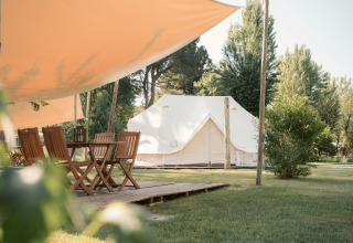 Glamping-Unterkunft mit Zelt, Holzmöbeln und Sonnensegel bei Camping Ca Savio – Nordisk Village in Venedig.
