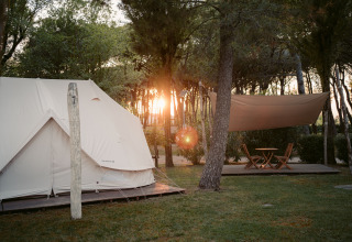 Hébergement glamping au Camping Ca Savio - tentes Nordisk Village Venise, coucher du soleil en forêt.