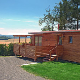 Glamping-Unterkunft bei Ferienanlage Erzeberg - Blockhütten Hessen, eine gemütliche Holzhütte im Grünen.