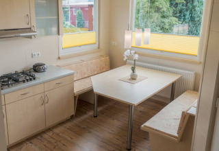 Cuisine et coin repas moderne en hébergement glamping à Ferienanlage Erzeberg - Blockhütten Hessen.