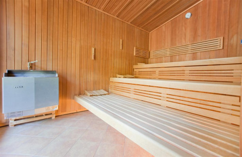 Moderne houten sauna in Ferienanlage Erzeberg - Blockhütten Hessen, ideale ontspanning bij glampingverblijf.