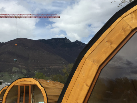 Glamping ved Campofelice Camping Village i Lago Maggiore med iglo-tube-hytter og bjergudsigt.