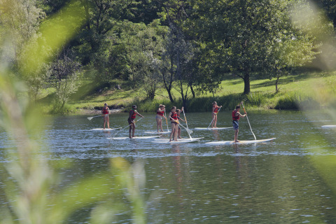 Gäste des Campofelice Camping Village - Igloo Tube Lago Maggiore beim Stand-up-Paddling am See.