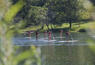 Ospiti al Campofelice Camping Village - Igloo Tube Lago Maggiore fanno stand up paddle sul lago.