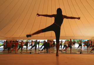 Cours de fitness sous tente au Campofelice Camping Village - Igloo Tube Lago Maggiore avec de nombreux participants.