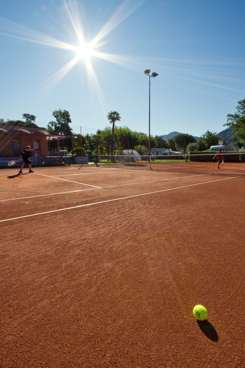 Tennisplatz im Campofelice Camping Village - Igloo Tube Lago Maggiore bei strahlendem Sonnenschein.