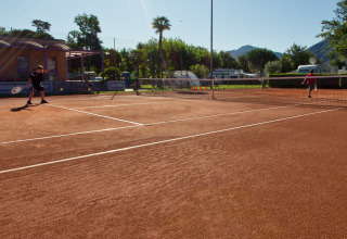 Tennisplatz im Campofelice Camping Village - Igloo Tube Lago Maggiore bei strahlendem Sonnenschein.