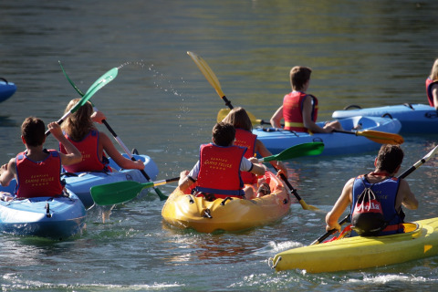 Niños en kayak en el lago del Campofelice Camping Village - Igloo Tube Lago Maggiore bajo el sol.