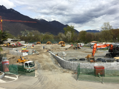 Chantier au Campofelice Camping Village - Igloo Tube Lago Maggiore avec montagnes en arrière-plan.