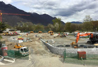 Byggeplads ved Campofelice Camping Village - Igloo Tube Lago Maggiore med bjerge i baggrunden.
