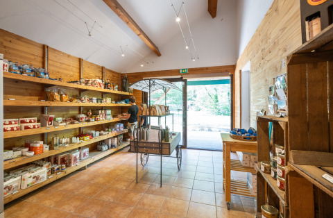 Boutique proposant des produits locaux à l’intérieur du glamping Huttopia Rambouillet, Île-de-France.
