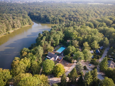 Vista aerea di Huttopia Rambouillet - Glamping île de France tra foresta, lago e sistemazioni glamping.