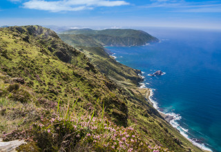 Magnifiques falaises et vue sur la mer à Huttopia Caminos de Galicia - Glamping Galicië en Galice.