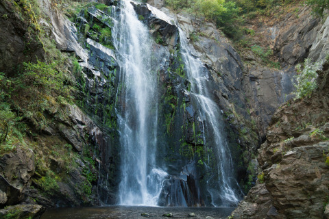 Bellissima cascata tra le rocce vicino a Huttopia Caminos de Galicia - Glamping Galicië in Galizia.