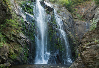 Schitterende waterval tussen rotsen bij Huttopia Caminos de Galicia - Glamping Galicië in Galicië.