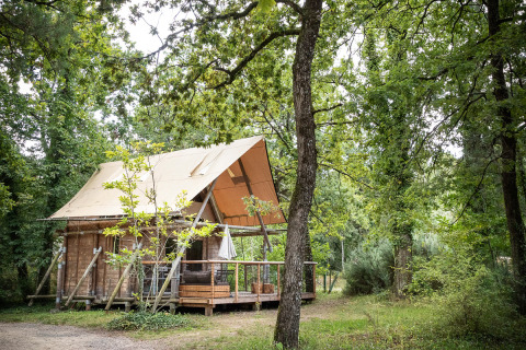 Sistemazione glamping al Village Huttopia Lac de Rillé nella natura verde della Val de Loire.