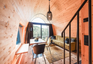 Luxueus glamping chalet met moderne inrichting en uitzicht op het bos bij Alpencamping Nenzing, Voralberg.