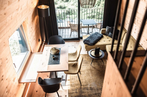 Luxe glampingaccommodatie bij Alpencamping Nenzing, Voralberg. Modern chaletinterieur met balkonzicht.