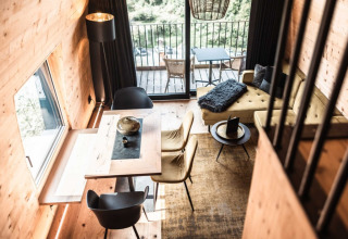 Luksus glamping indkvartering i Alpencamping Nenzing, Voralberg med moderne interiør og altan.