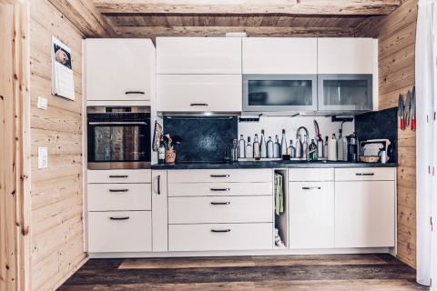 Moderne houten keuken, volledig ingericht, in glampingaccommodatie bij Camping & Vakantiepark Orsingen, Baden-Württemberg.