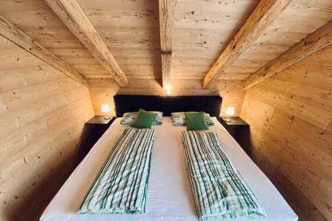 Hyggeligt soverum i glamping-overnatning på Camping & Vakantiepark Orsingen, Landhuis Baden-Württemberg.