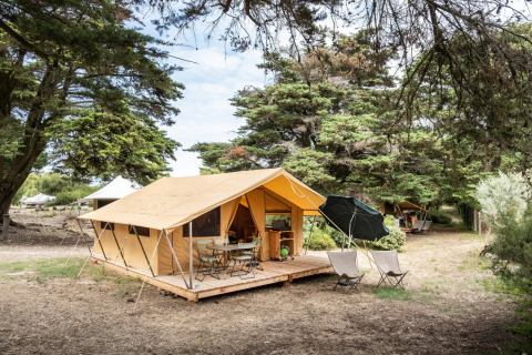 Alojamiento glamping en Huttopia Ars-en-Ré con tiendas espaciosas y naturaleza en Nouvelle-Aquitaine.