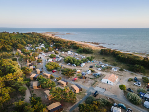 Luchtbeeld van Huttopia Ars-en-Ré glamping in Nouvelle-Aquitaine, tussen zee, strand en bosgebied.