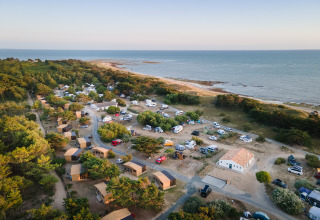 Luchtfoto van glamping Huttopia Ars-en-Ré in Nouvelle-Aquitaine, gelegen aan zee en nabij bos.