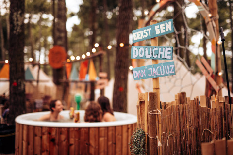 Glamping in het bos met jacuzzi, Nederlandstalig bord en tenten bij Forestcamp Biscarrosse.
