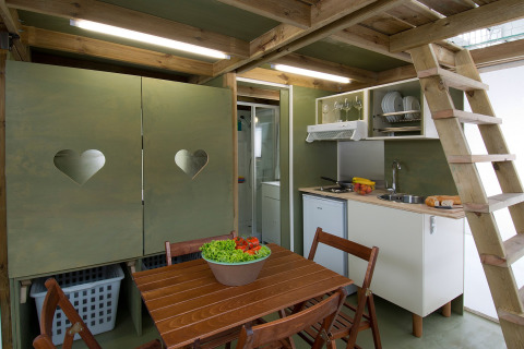 Et moderne glamping køkken og spiseområde i Vallicella Glamping Resort Airlodge, Toscana.