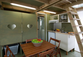 Cocina moderna de glamping y comedor en Vallicella Glamping Resort Airlodge, en la Toscana, Italia.