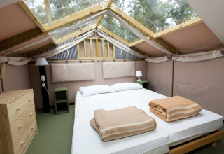 Lichte en comfortabele Airlodge met tweepersoonsbed en dakraam in Vallicella Glamping Resort, Toscane.