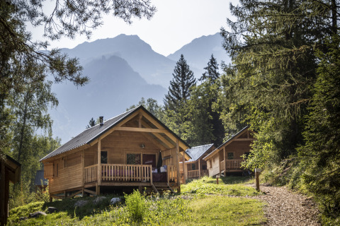 Bungalow in legno immersi nel bosco con vista montagna a Huttopia Vanoise – Bozel – Glamping Savoie.