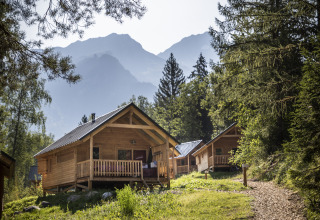 Bungalow in legno immersi nel bosco con vista montagna a Huttopia Vanoise – Bozel – Glamping Savoie.
